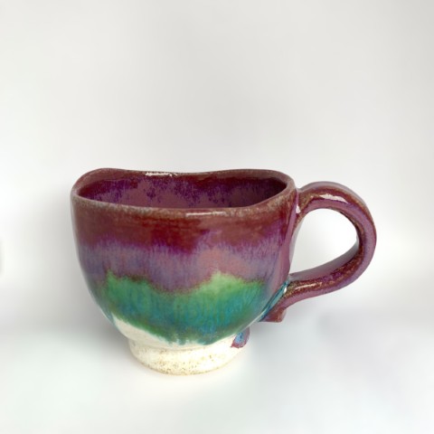 Taza interior morada, exterior morada, verde y blanco. Asa morada